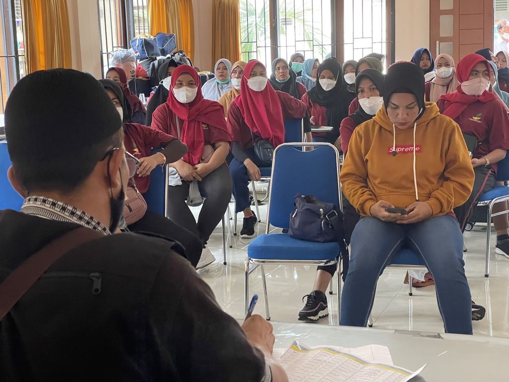 Petugas mendata 53 calon pekerja migran Indonesia asal Nusa Tenggara Barat yang baru dipulangkan dari Jakarta di Mataram, Rabu (12/1/2022). Sebelumnya, rencana keberangkatan mereka untuk bekerja di negara-negara Timur Tengah digagalkan setelah inspeksi mendadak di sebuah rumah penampungan di Kota Bekasi, Desember 2021. Total ada 60 calon pekerja migran, termasuk 53 orang dari NTB, yang tidak disertai dokumen penempatan.