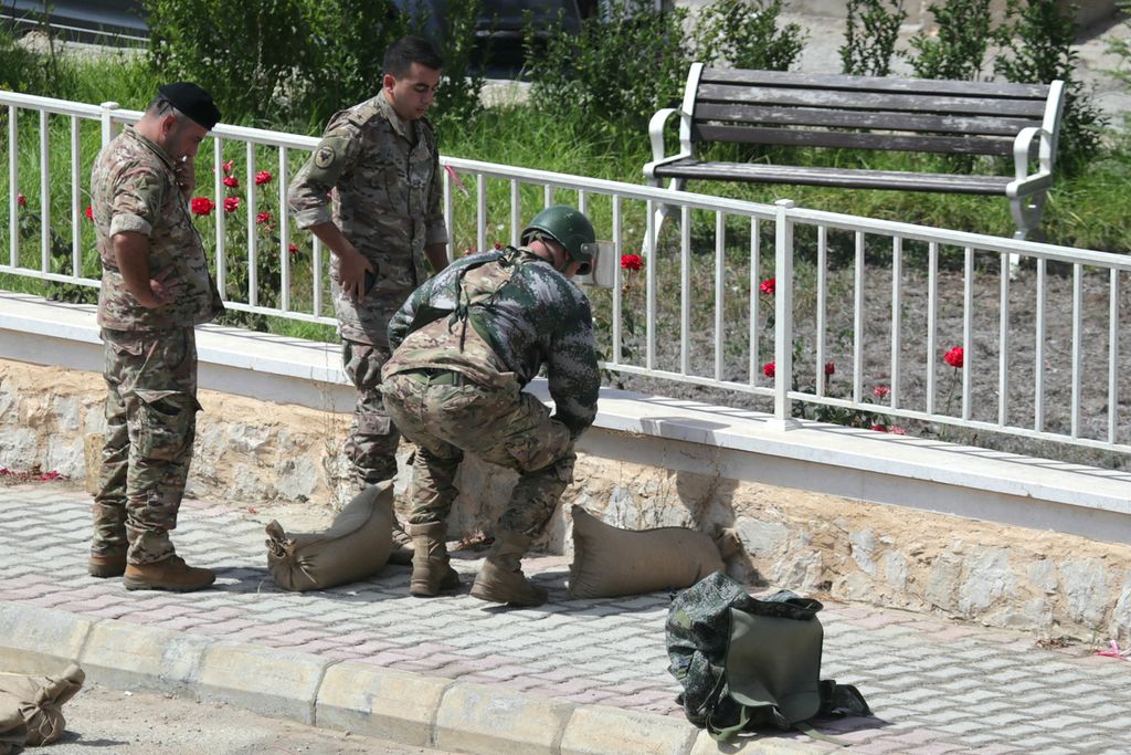 Anggota militer Lebanon mengamankan komponen alat komunikasi <i>walkie talkie</i> yang diduga menjadi sumber ledakan di Burj al Muluk, Lebanon, Kamis (19/9/2024). 