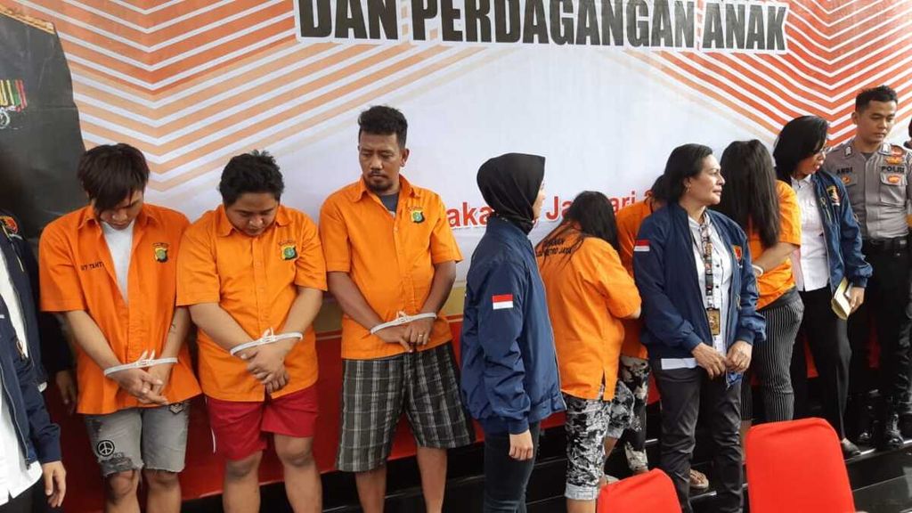 Para tersangka kasus perdagangan anak untuk prostitusi di salah satu kafe di Kampung Rawabebek, Penjaringan, Jakarta Utara, dihadirkan dalam konferensi pers di markas Kepolisian Dae-rah Metro Jaya, Jakarta Selatan, Selasa (21/1/2020).