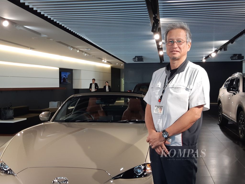 Yasuyoshi Mushitani di depan Mazda MX-5 generasi terbaru. 