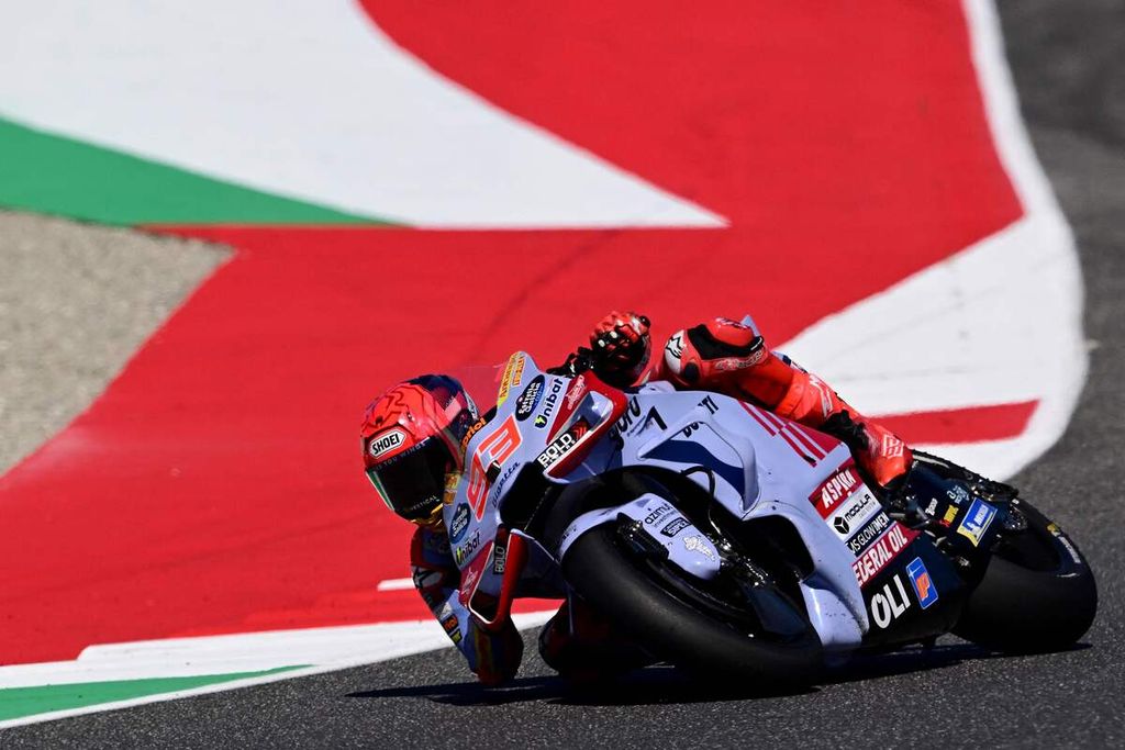 Pebalap Gresini, Marc Marquez, memacu motornya saat latihan jelang MotoGP seri Italia di Mugello 1 Juni 2024. Marquez bakal menjadi pebalap pabrikan Ducati musim depan.