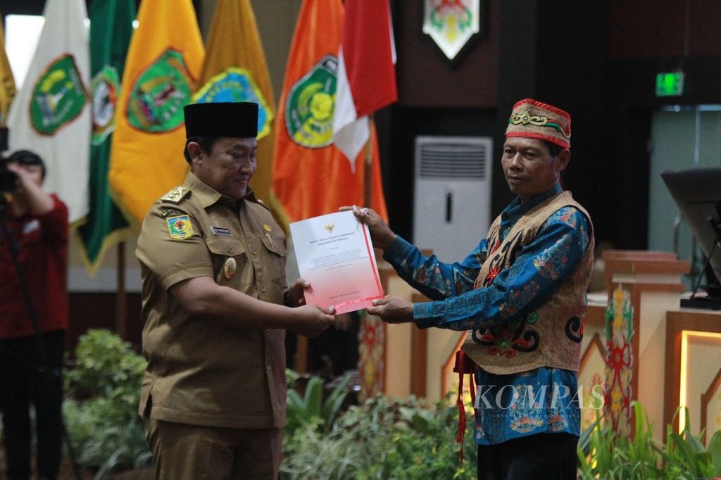 Wakil Gubernur Kalimantan Tengah Edy Pratowo memberikan SK Penetapan Masyarakat Hukum Adat (MHA) kepada Hermanto, Ketua MHA Rungan, di Kota Palangkaraya, Kalteng, Senin (13/11/2023).