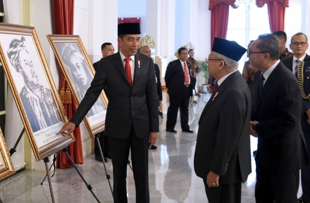 Ilustrasi. Presiden Joko Widodo bersama Wakil Presiden Maruf Amin melihat foto-foto pahlawan nasional di Istana Negara, Jakarta, Jumat (8/11/2019).
