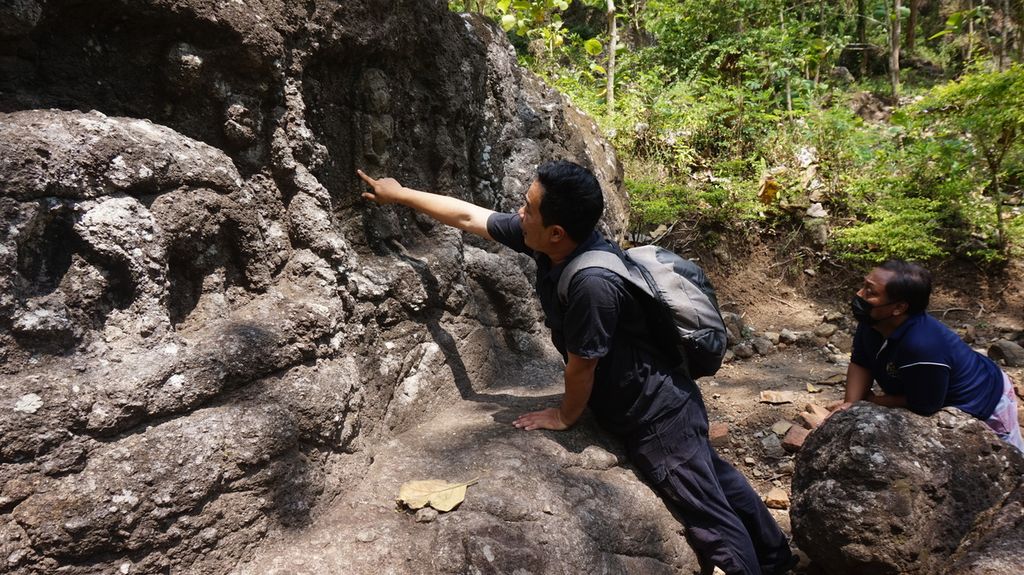 Wicaksono Dwi Nugroho, arkeolog BPBC Jatim, menerangkan relief pada batu tinggalan purbakala di Goa Pasir, Tulungagung, Jawa Timur, Minggu (15/8/2021). 