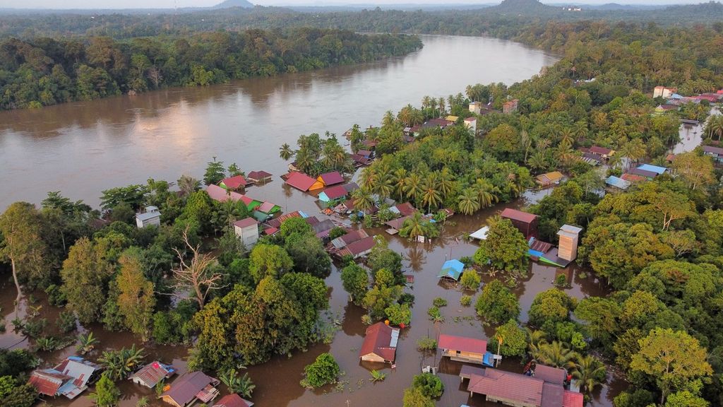 Tampak atas kondisi banjir di Desa Danau Usung Dalam, Kabupaten Murung Raya, Kalteng, Rabu (23/10/2024). Puluhan ribu orang terdampak banjir yang sudah melanda seminggu belakangan. 