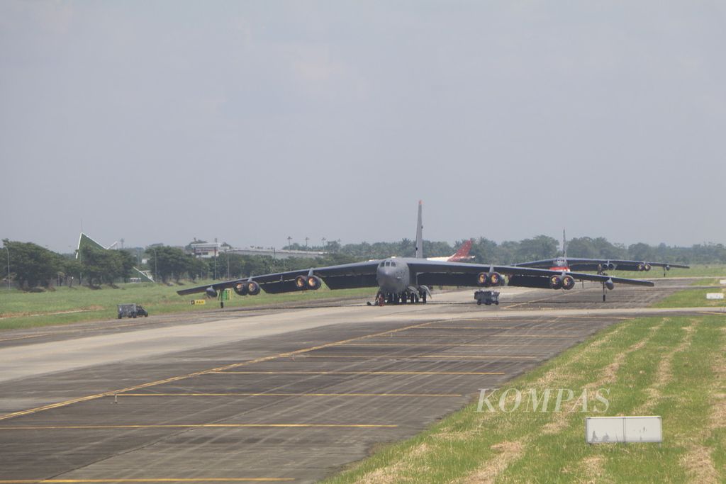 Pesawat pengebom strategis jenis Boeing B-52 Stratofortress milik Angkatan Udara Amerika Serikat (United State of Pacific Air Force/US PACAF) tiba di Bandara Kualanamu, Kabupaten Deli Serdang, Sumatera Utara, Selasa (20/6/2023). Pesawat pengebom berat jarak jauh yang terbang dari Pangkalan Udara AS di Guam itu akan berpartisipasi dalam latihan bersama TNI AU dan US PACAF.