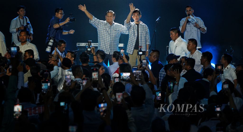 Pasangan calon presiden Prabowo Subianto dan calon wakil presiden Gibran Rakabuming Raka menyapa para pendukung menjelang acara pidato kemenangan Prabowo-Gibran di Istora Senayan, Gelora Bung Karno, Jakarta, Rabu (14/2/2024). 