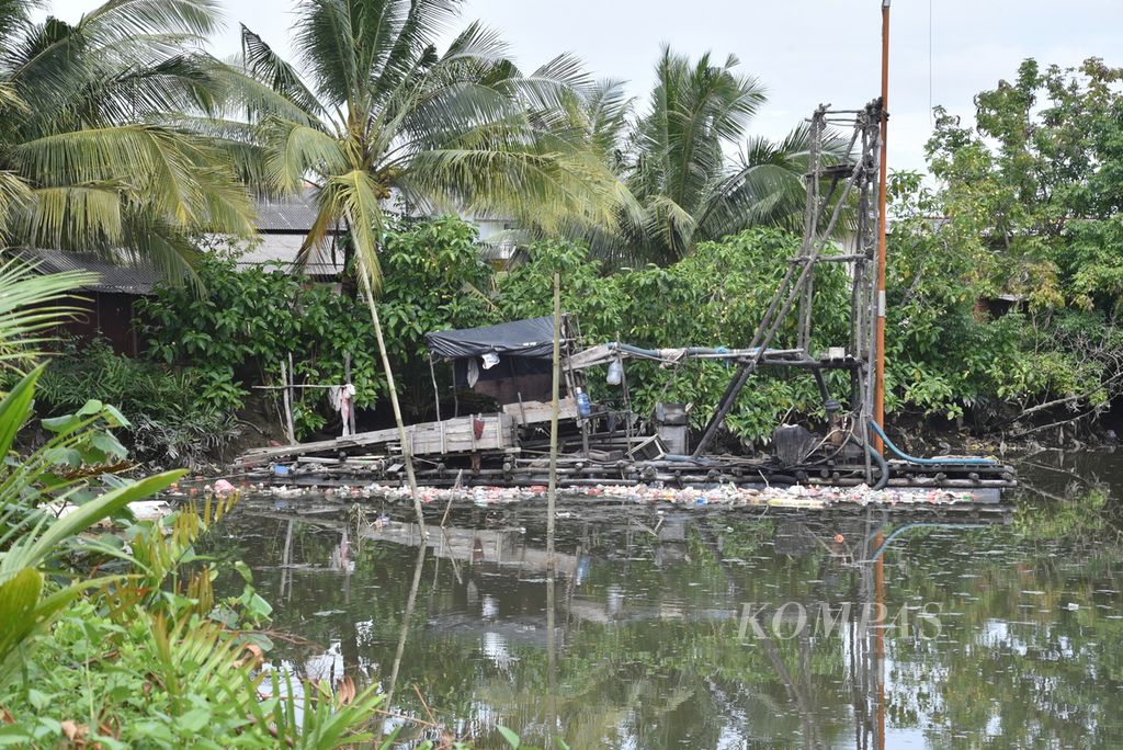 Tidak ada aktivitas di ponton kayu yang digunakan untuk melakukan penambangan timah ilegal di Sungai Sumber Rejo, Kecamatan Pangkal Balam, Kota Pangkal Pinang, Provinsi Kepulauan Bangka Belitung, Rabu (24/4/2024). 