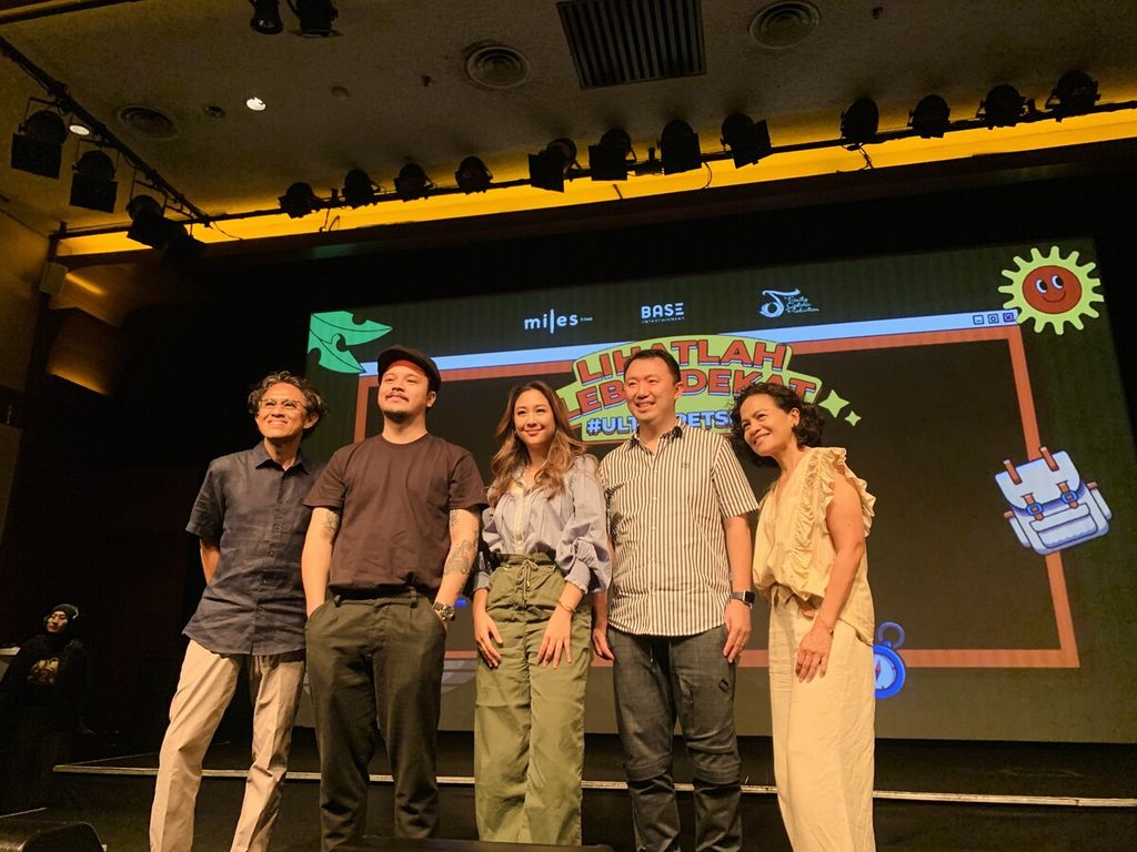 Sutradara Riri Reza, pemain film Derbu Romero, Sherina Munaf dan Produser Mira Lesmana saat menghadiri acara perayaan ulang tahun ke-23 film <i>Petualangan Sherina</i>, di Jakarta, Rabu (14/6/2023).