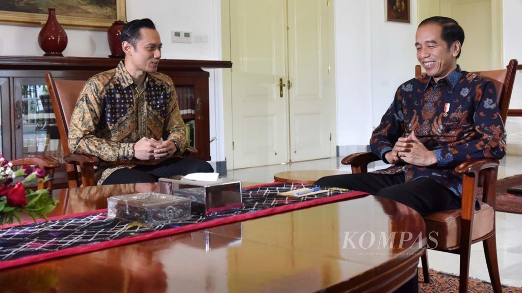 Presiden Joko Widodo bertemu Komandan Komando Satuan Tugas Bersama (Kogasma) Partai Demokrat Agus Harimurti Yudhoyono di Istana Kepresidenan Bogor, Jawa Barat (22/5/2019). 