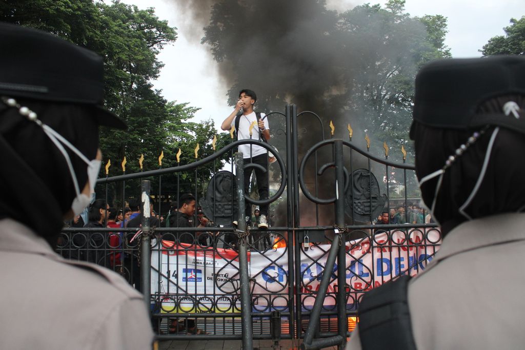 Officials observe a number of participants in the Maklumat Jawa Barat rally at Gedung Sate, Bandung City, West Java, on Wednesday (7/2/2024). In the demonstration, hundreds of people from various universities and other community elements expressed their concerns about democracy ahead of the 2024 General Election.