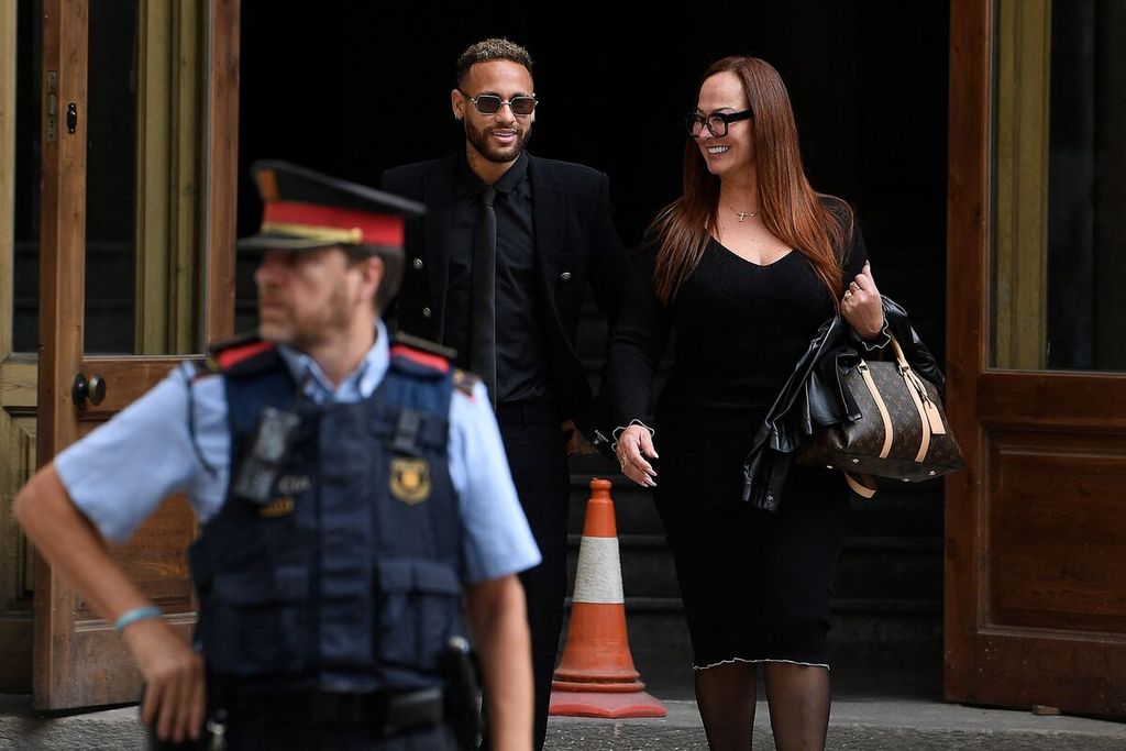 Penyerang Paris Saint-Germain, Neymar (tengah), meninggalkan gedung pengadilan usai menghadiri sidang kasus penipuan transfer di Barcelona, Spanyol, Senin (17/10/2022). 