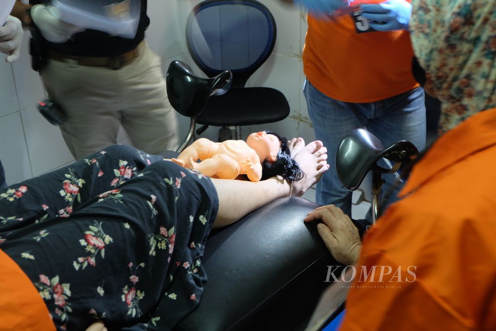 Kepolisian Daerah Metro Jaya menggelar rekonstruksi kasus pengguguran kandungan yang tidak sesuai ketentuan pada Rabu (19/8/2020) di rumah tempat praktik dokter SWS di Jalan Raden Saleh I, Jakarta Pusat.