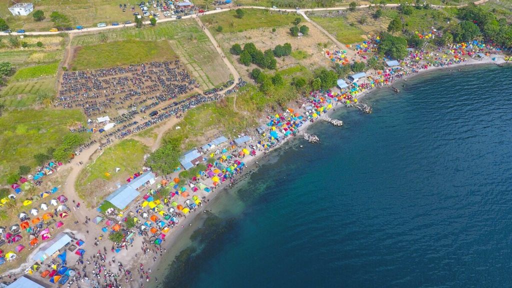 Kegiatan 1.000 tenda pada acara Tao Silalahi Art Festival di tepi Danau Toba di Kabupaten Dairi, Sumatera Utara.