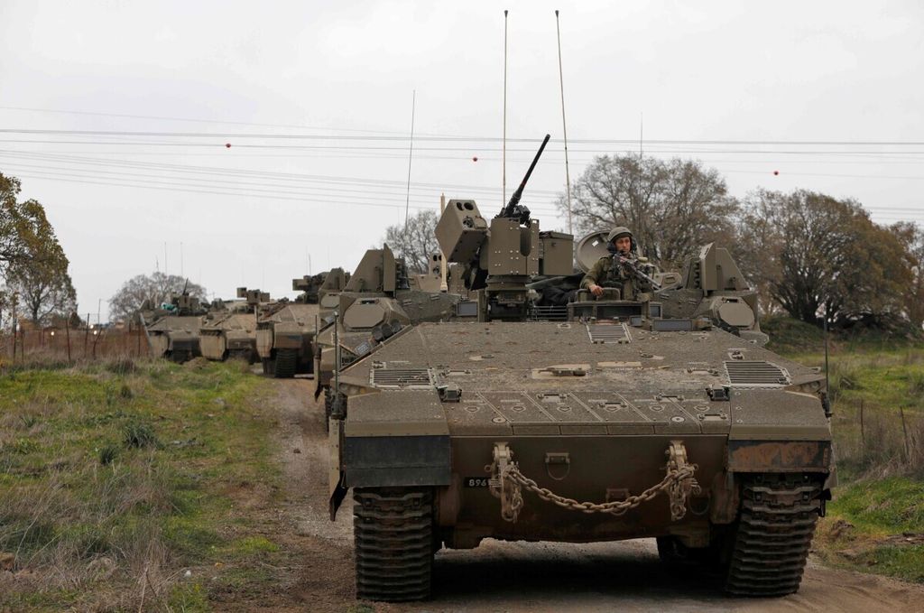  Tentara Israel menggelar latihan militer di wilayah pendudukan Dataran Tinggi Golan, yang berbatasan langsung dengan Suriah, 13 Januari 2021. 