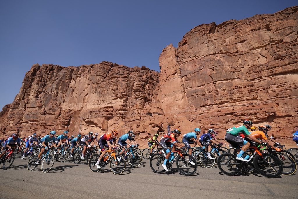 Para pesepeda peserta Tur Saudi sedang menjalani etape keempat dari Maraya ke Skyviews of Harrat Uwayrid pada 2 Februari 2023.