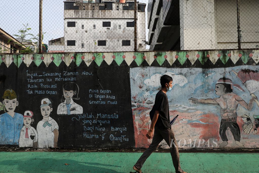 Mural dan grafiti tentang ajakan menghindari tawuran dan harapan akan generasi muda menghiasi tembok bangunan di Gandaria Selatan, Cilandak, Jakarta Selatan, Minggu (7/11/2021). 