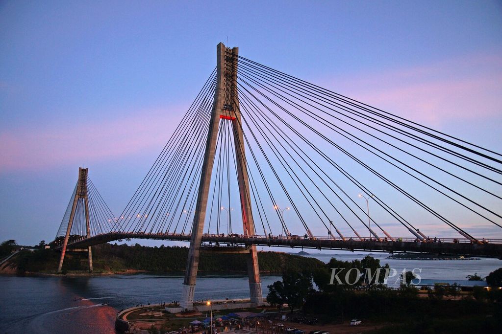 Warga berwisata di Jembatan Batam-Rempang-Galang atau Barelang I di Kota Batam, Kepulauan Riau, Kamis (28/5/2020). 