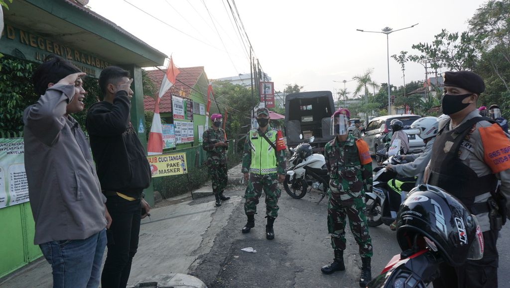 Tim Penegakkan Disiplin Gugus Tugas Penanganan Covid-19 Kota Bandar Lampung memberikan sanksi sosial kepada warga yang tidak memakai masker saat berkendara di jalan protokol di Bandar Lampung, Rabu (12/8/2020).