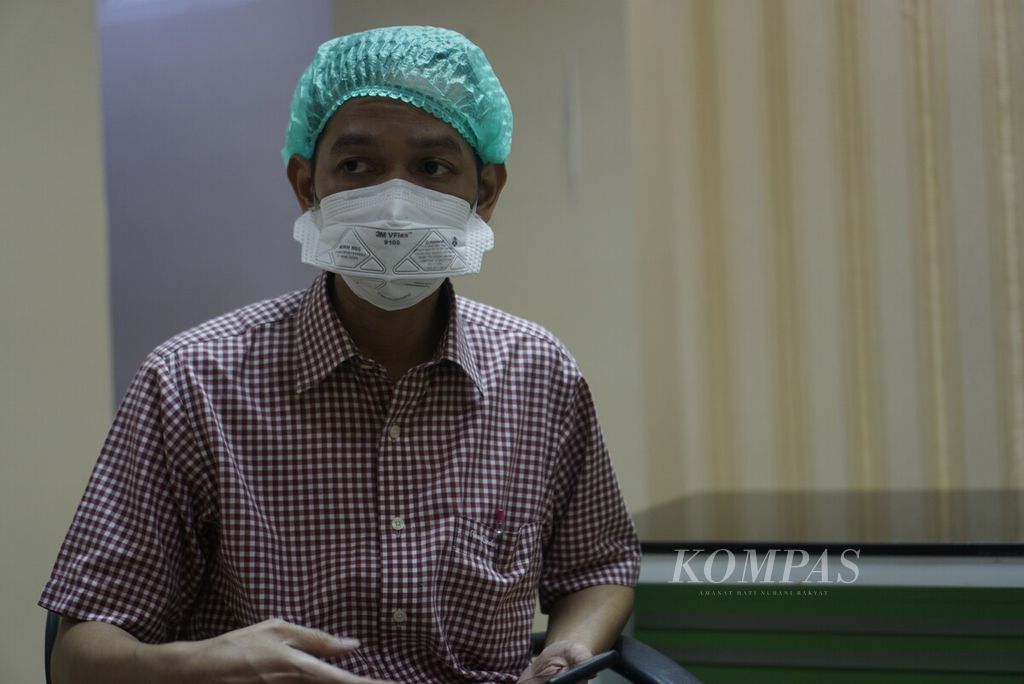 Dokter anak di RSUD Beriman Balikpapan, Bawono Bhakti Yusuf, memberi keterangan di Kota Balikpapan, Kaltim, mengenai gangguan ginjal akut progresif atipikal pada anak yang sedang merebak di Indonesia, Rabu (26/10/2022).