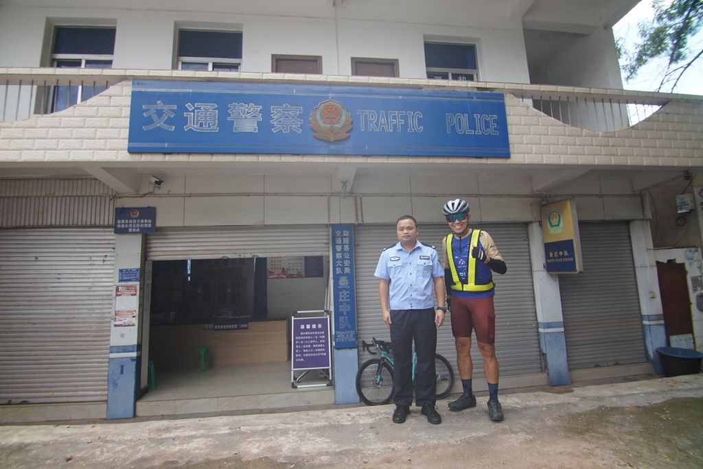 Pesepeda asal Indonesia yang melakukan perjalanan Jakarta-Paris, Royke Lumowa, tiba di China setelah sebelumnya melintasi perbatasan Laos-China.