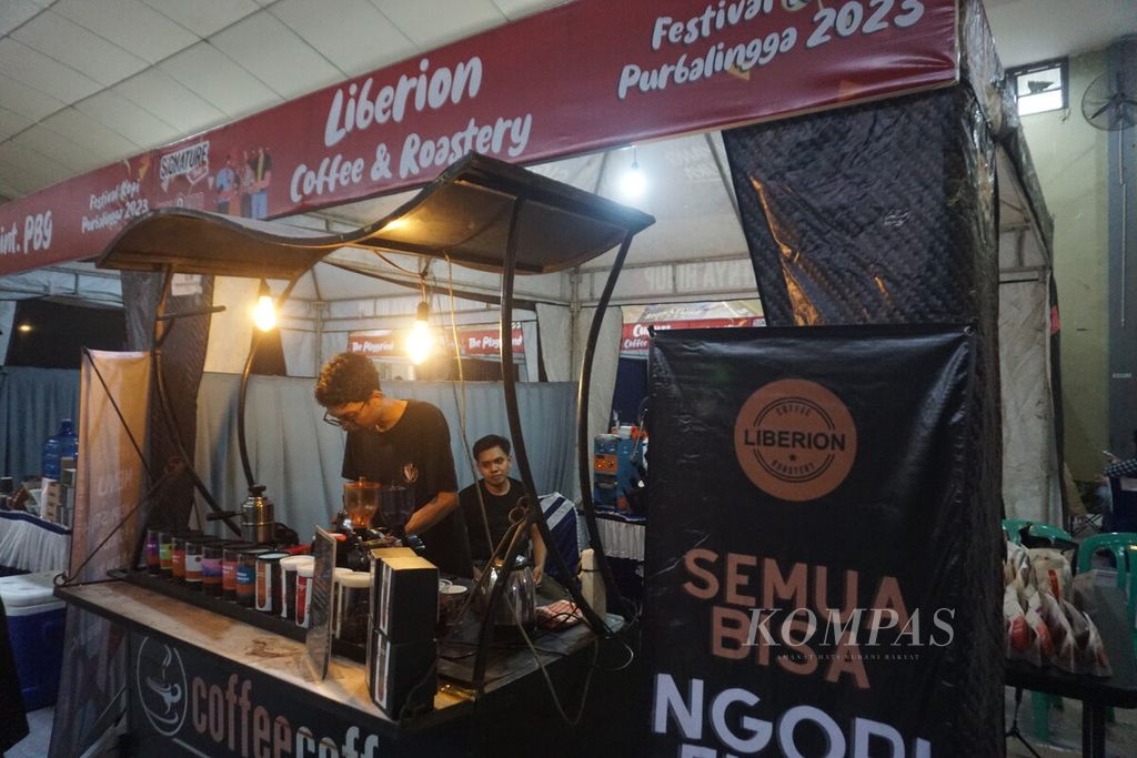 Aditya Alifiah (29) meracik kopi di Festival Kopi Purbalingga di Gedung Kong Kwan, Purbalingga, Jawa Tengah, Kamis (30/11/2023).