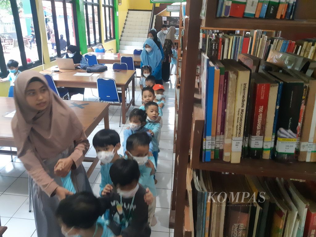Sejumlah peserta didik Taman Kanak-kanak (TK) ABC Montessori mengikuti acara tur Perpustakaan 400 di Kota Cirebon, Jawa Barat, Selasa (17/1/2023). Selain tempat membaca buku, perpustakaan daerah itu juga menyiapkan kelas bercerita, membuat kerajinan, hingga kelas merajut.