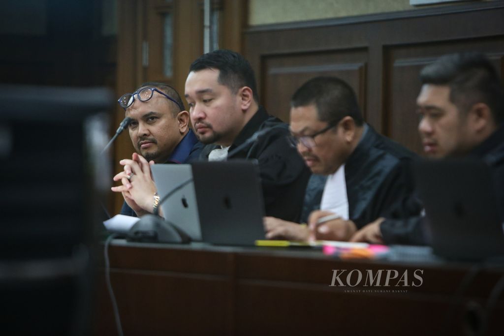 Terdakwa bekas Direktur Utama Bakti Kominfo Anang Achmad Latif (kiri) menjalani sidang kasus dugaan korupsi pembangunan menara BTS 4G Bakti Kementerian Komunikasi dan Informatika (Kemenkominfo) di Pengadilan Tindak Pidana Korupsi Jakarta, Selasa (1/8/2023). 