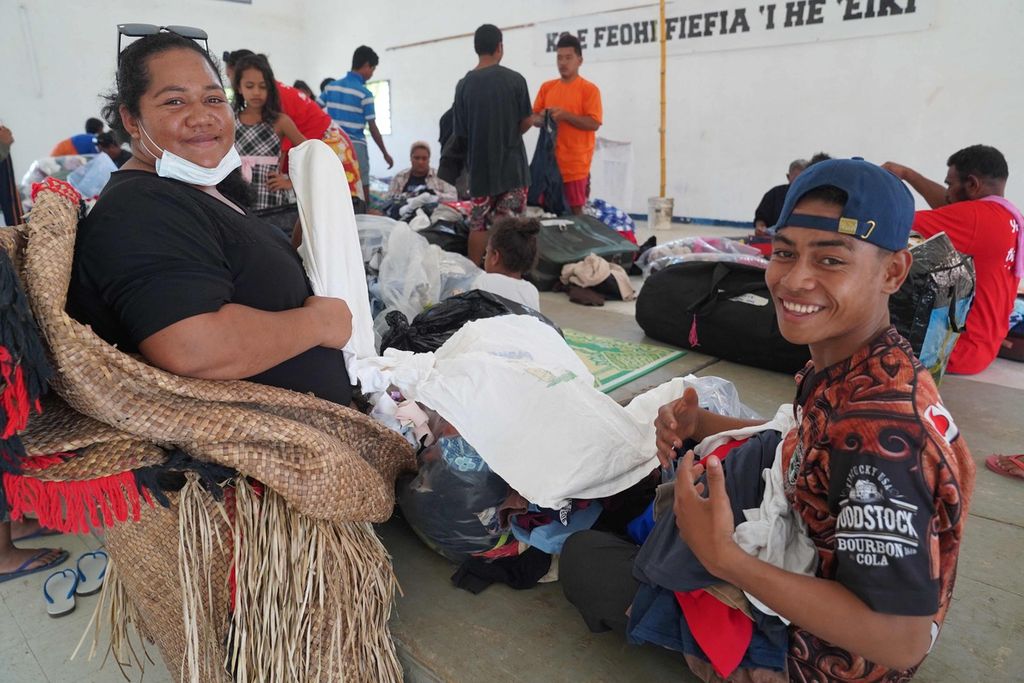 Para pengungsi warga Tonga dari Pulau Mango, Tonga, menerima bantuan pakaian hasil donasi di aula Gereja Free Wesleyan, Longolongo, Nukualofa, Tonga, 24 Januari 2022.