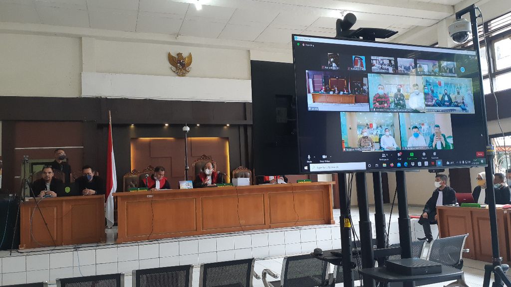 Sebanyak 10 terdakwa kasus korupsi Muara Enim, yang merupakan bekas anggota DPRD Muara Enim periode 2019-2024, menjalani sidang di Pengadilan Tindak Pidana Korupsi Palembang secara virtual, Jumat (21/1/2022).