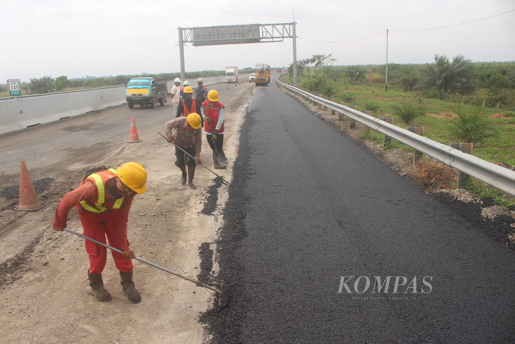 Sejumlah petugas  memperbaiki ruas Jalan Tol Palembang-Kayu Agung , Senin (3/4/2023). Pada masa puncak arus mudik Idul Fitri 2023, kendaraan yang melintas di ruas tol ini diperkirakan  23.000 kendaraan per hari.
