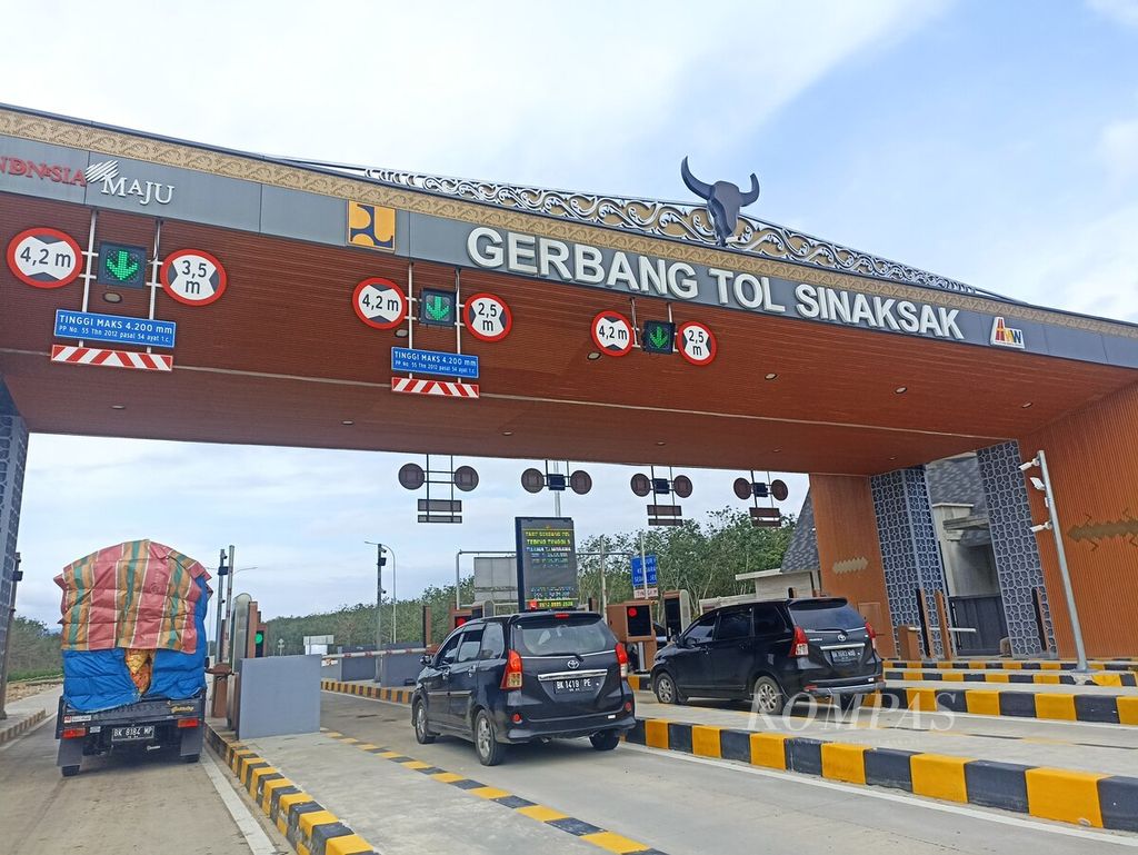 Vehicles pass through the Sinaksak Toll Gate on the Tebing Tinggi - Sinaksak Toll Road in Simalungun Regency, North Sumatra, on Thursday (4/1/2024). This toll road section will be fully operational during the 2024 Eid Al-Fitr homecoming season.
