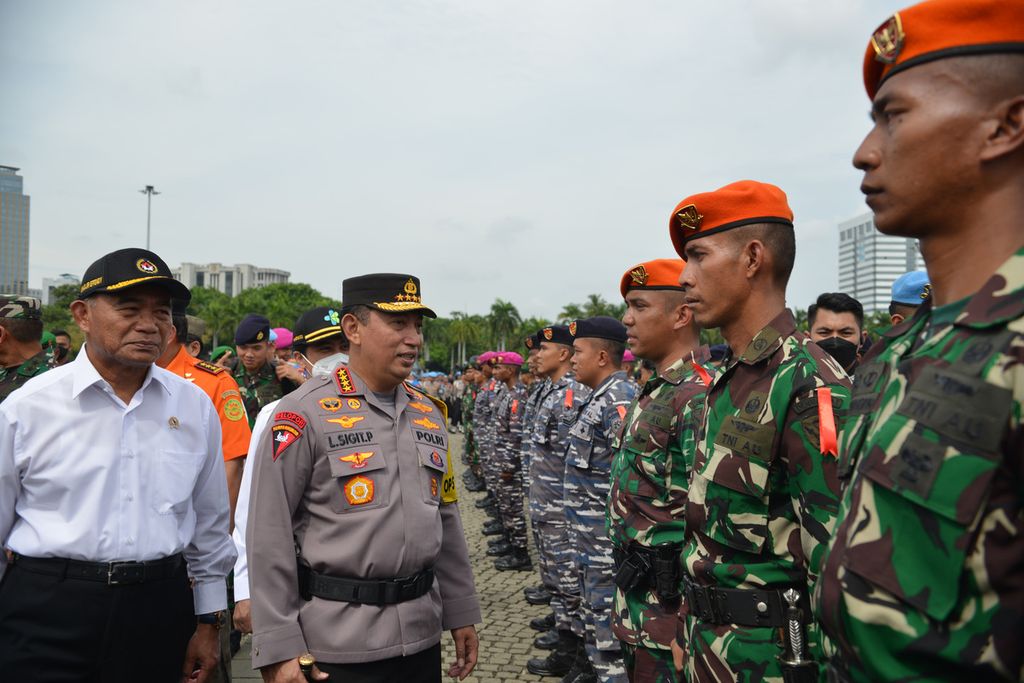 Menteri Koordinator Bidang Pembangunan Manusia dan Kebudayaan Muhadjir Effendy dan Kapolri Jenderal (Pol) Listyo Sigit Prabowo (kiri ke kanan) melihat persiapan Operasi Lilin di kawasan Monas, Jakarta Pusat, Kamis (22/12/2022). Operasi untuk pengamanan Natal 2022 dan Tahun Baru 2023 yang dinamakan Operasi Lilin ini digelar Polri bersama sejumlah institusi terkait. 