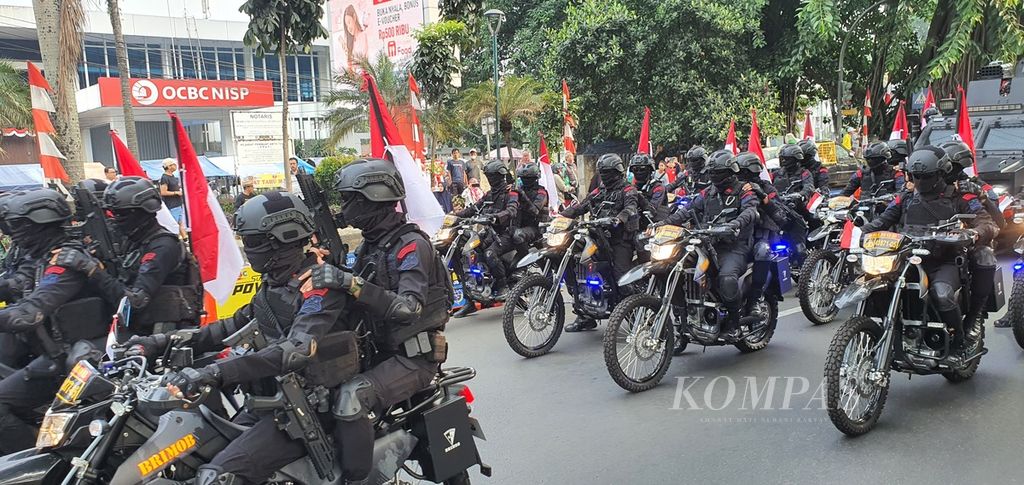 Pasukan Brimob bersepeda motor ataupun yang berkendaraan taktis menjadi pembuka Kirab Merah Putih di Kota Bogor, Minggu (13/8/2023). 