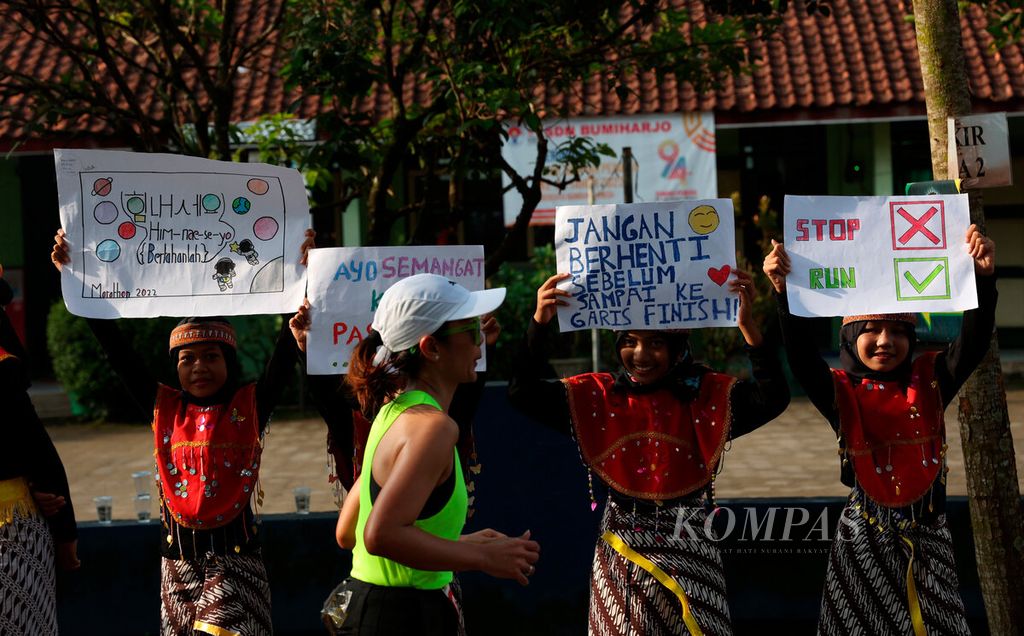 Siswa SDN Bumiharjo menyambut peserta lari Tilik Candi saat Borobudur Marathon 2022 Powered by Bank Jateng di kawasan Candi Borobudur, Jawa Tengah, Minggu (13/11/2022).