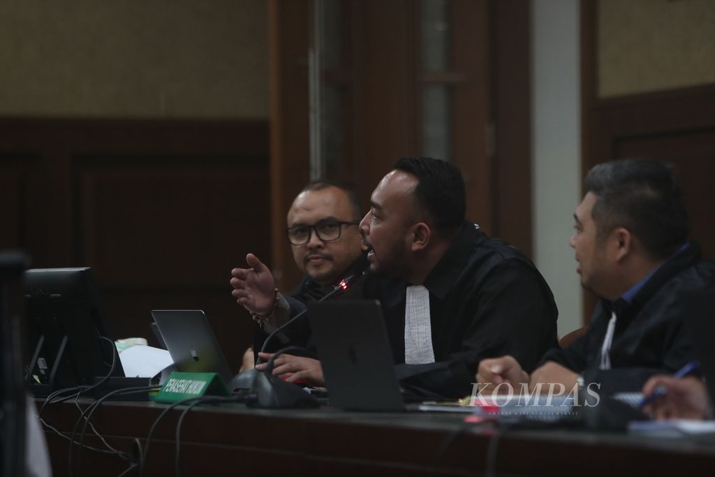 Kuasa hukum terdakwa berbicara dalam sidang lanjutan kasus dugaan korupsi pembangunan menara BTS 4G Bakti Kementerian Komunikasi dan Informatika (Kemenkominfo) di Pengadilan Tindak Pidana Korupsi Jakarta, Kamis (3/8/2023). 