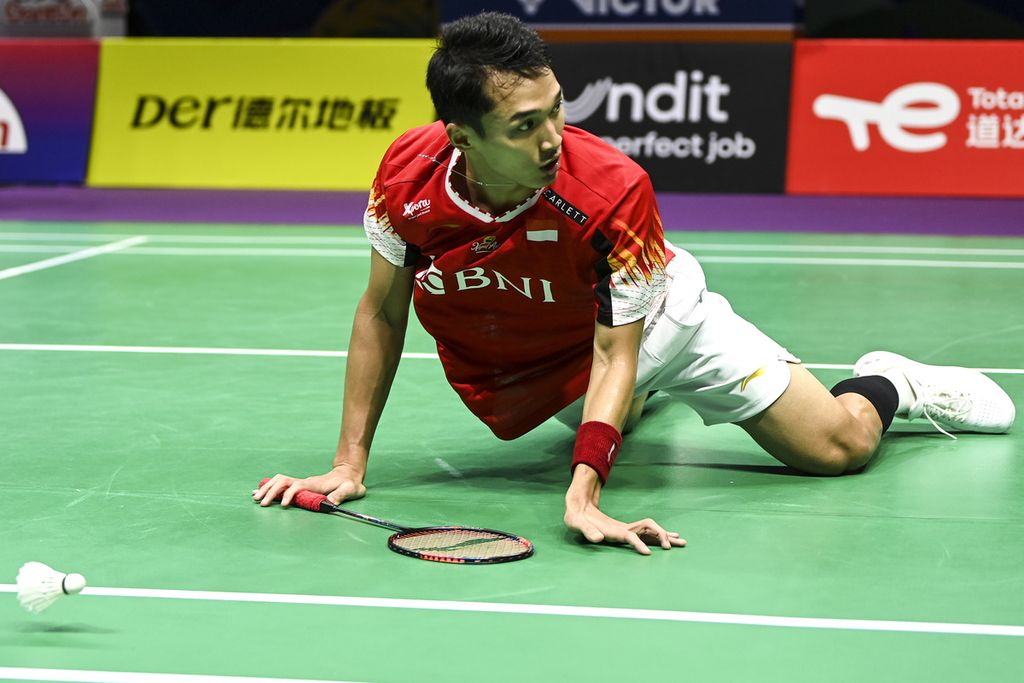 Indonesian men's singles badminton player, Jonatan Christie, fell while trying to return the shuttlecock towards his opponent, Taiwanese badminton player Wang Tzu Wei, in the 2024 Thomas Cup semi-finals at the Chengdu Hi Tech Zone Sports Center Gymnasium, Chengdu, China on Saturday (4/5/2024). Jonatan won 21-11, 21-16 and secured Indonesia's Thomas Cup team's spot in the final after defeating Taiwan with a score of 3-0.