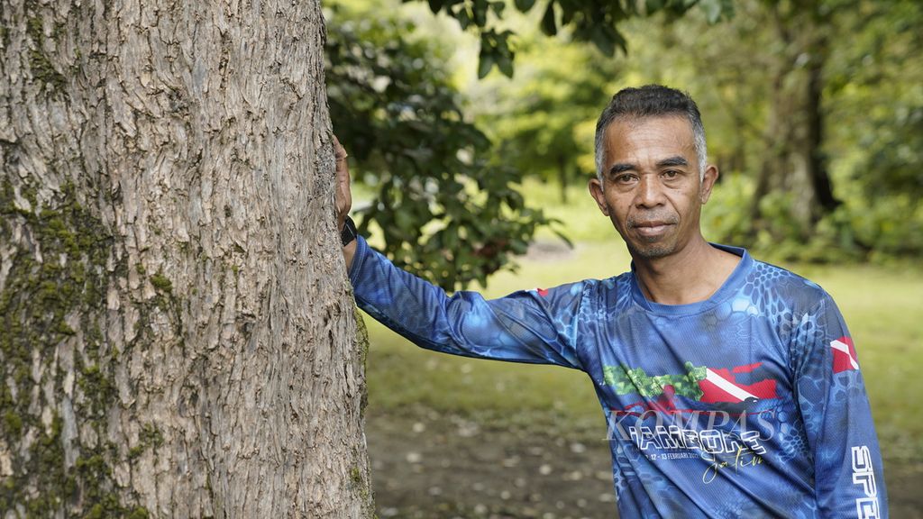 Hadiat Kelsaba (43) alias Encek, anggota staf Resor KSDA Wilayah XXI Pangandaran, yang menjaga dan memulihkan terumbu karang di Pangandaran, Jawa Barat.
