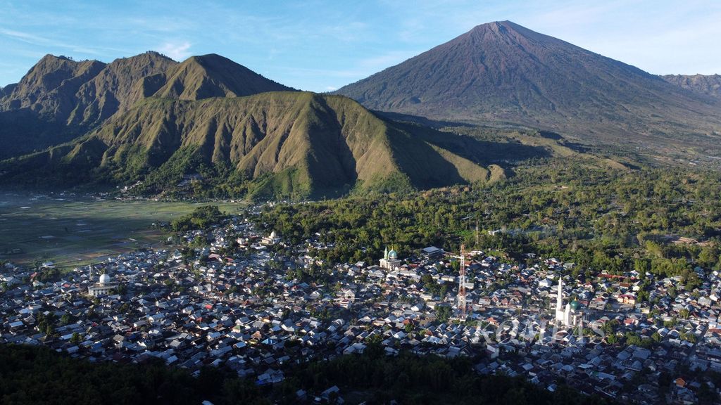 View of a residential village with Mount Rinjani in the background in Sembalun, East Lombok, West Nusa Tenggara, Friday (22/12/2023).