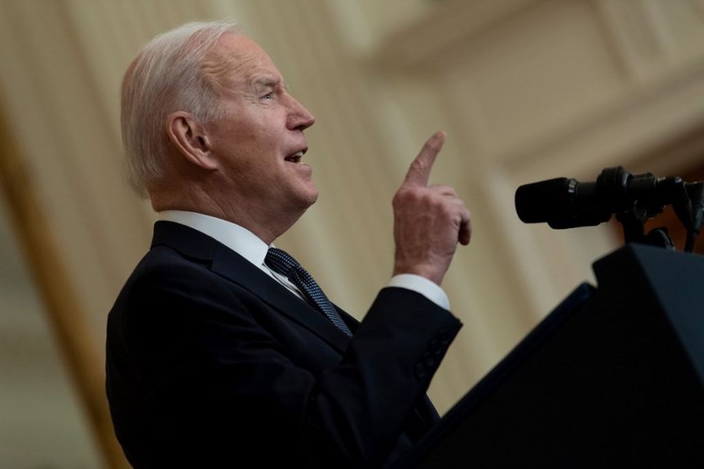 Presiden AS Joe Biden saat berbicara di Gedung Putih memperingatkan ancaman militer Rusia terhadap Ukraina. Dia mengancam Rusia, tetapi tetap mengupayakan jalur komunikasi diplomasi dengan Moskwa.