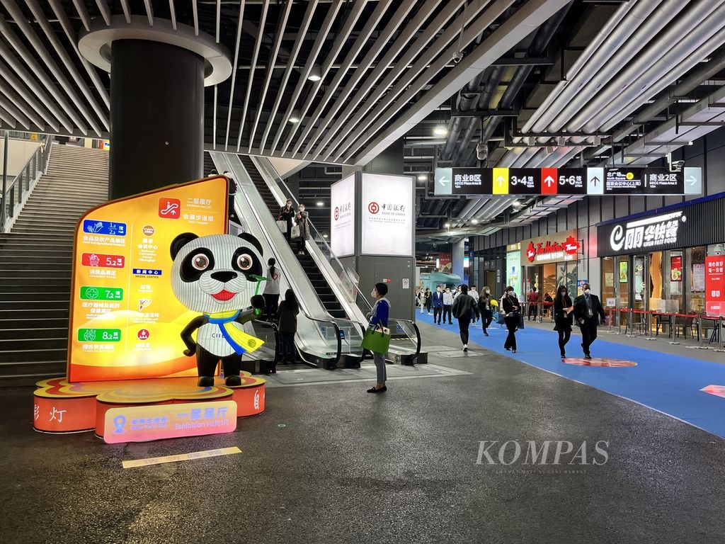 Suasana di selasar yang menghubungkan antar gedung pameran di China International Import Expo di Shanghai, China. Peserta pameran CIIE ke-5 ini mencapai 145 negara dengan ratusan perusahaan berskala besar hingga kecil.