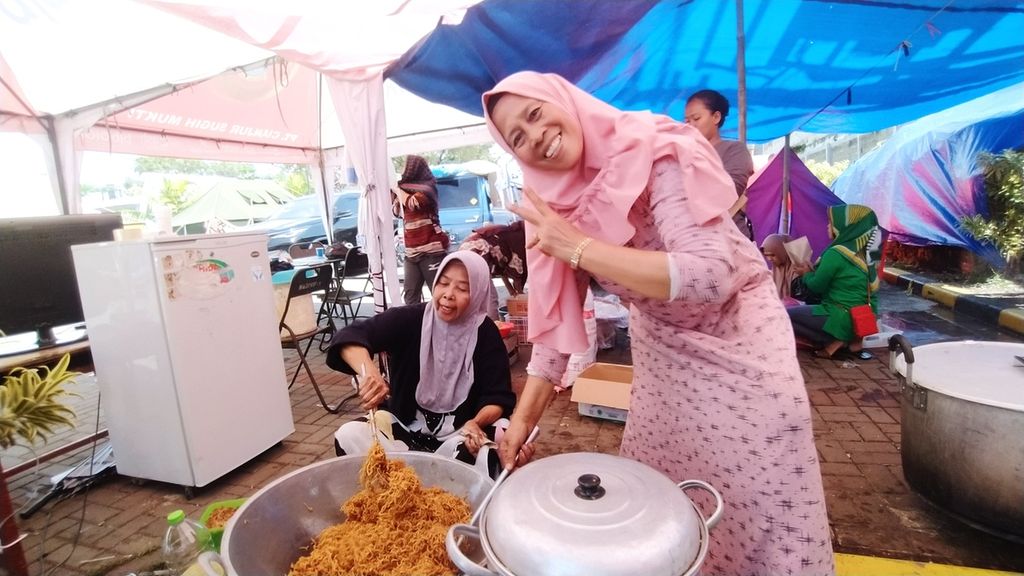 Warga tengah menyiapkan makanan untuk para pengungsi di Pos Pengungsian Alun-alun Cianjur, Jawa Barat, Senin (28/11/2022).