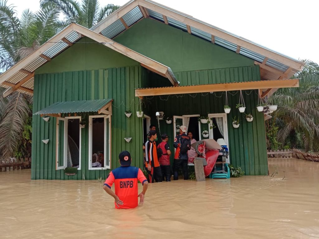 Petugas BPBD Dharmasraya melakukan pendataan terhadap warga terdampak banjir di Kecamatan Timpeh, Dharmasraya, Sumatera Barat, Jumat (10/3/2023). Hujan deras sejak malam hingga pagi memicu Batang (Sungai) Timpeh dan sungai kecil lainnya meluap ke permukiman.