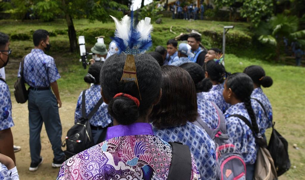 Para siswa SMAN 1 Biak, Papua, mengikuti acara temu astronom bersama Tim Planetarium Jakarta di sekolah mereka, Selasa (18/4/2023). 
