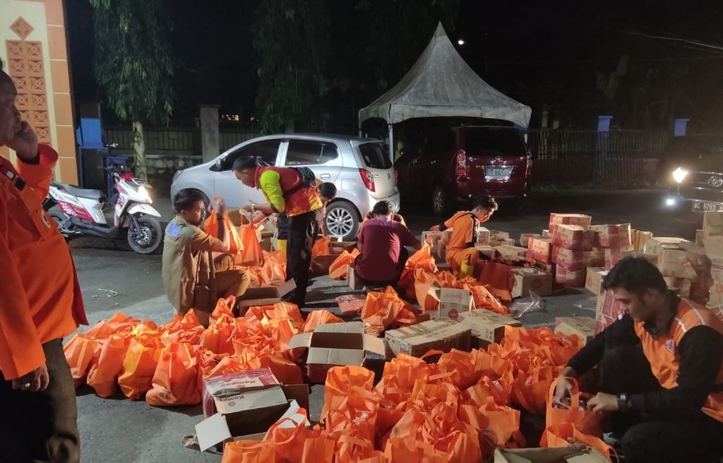 Paket sembako yang akan dikirimkan kepada korban banjir di Lahat, Sumatera Selatan, Kamis (9/3/2023) malam. Pada Jumat, debit air Sungai Lematan sudah surut, tetapi warga diimbau tetap waspada karena hujan masih mengguyur.