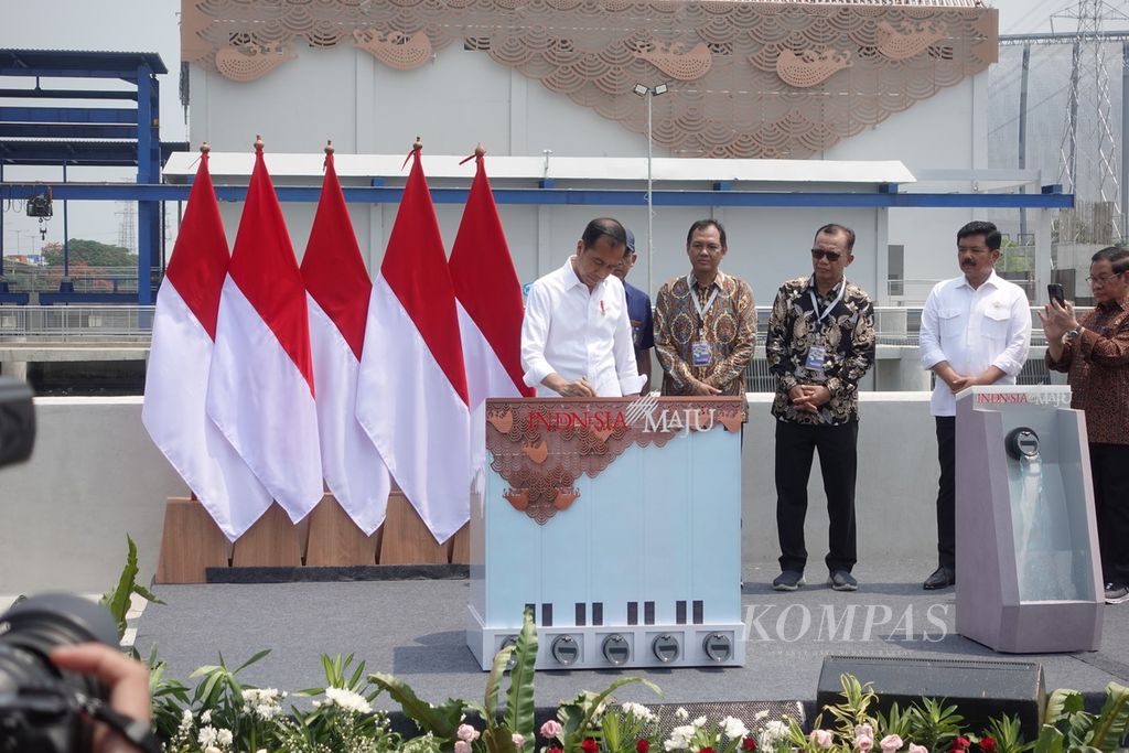 Presiden Joko Widodo saat menandai prasasti peresmian Stasiun Pompa Ancol Sentiong di Jakarta, Senin (11/12/2023).