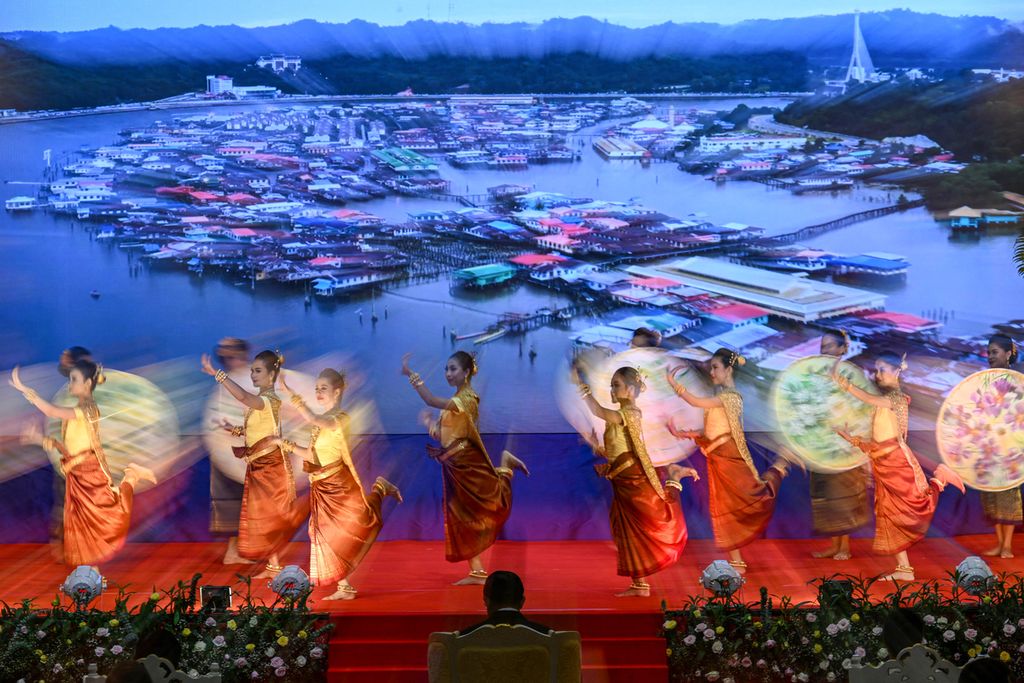Para penari tampil di depan Perdana Menteri Kamboja (tengah) dan para hadirin dalam upacara pembukaan Pertemuan Ke-55 Menteri Luar Negeri Asia Tenggara di Phnom Penh, Kamboja, 3 Agustus 2022. 