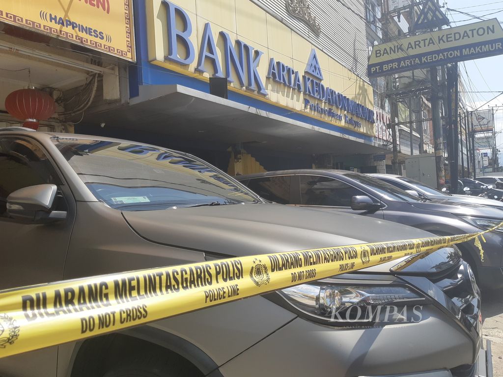 Garis polisi terpasang di depan kantor Bank Arta Kedaton di Kecamatan Bumi Waras, Kota Bandar Lampung, Jumat (17/3/2023). Tiga orang tertembak saat seorang pria mencoba merampok bank.