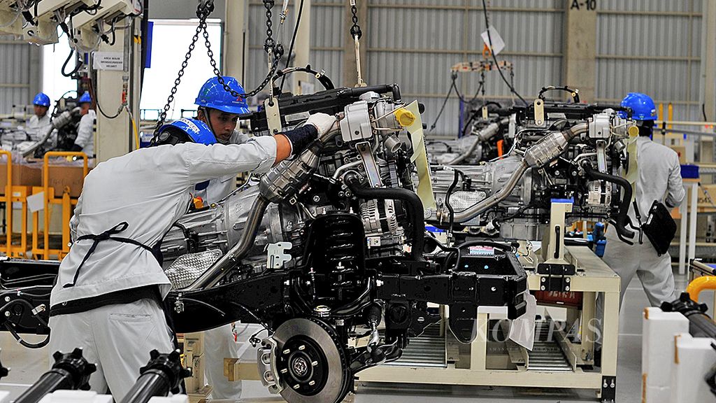 Aktivitas pekerja di pabrik PT Mitsubishi Motors Krama Yudha Indonesia di Greenland International Industrial Center, Cikarang, Bekasi, Jawa Barat, Selasa (25/4). Menurut Kementerian Perindustrian, industri manufaktur menyerap 17 juta tenaga kerja tahun ini.  