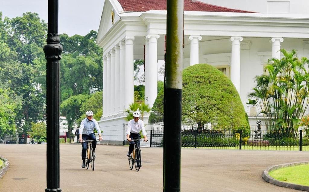 Dokumentasi Biro Pers, Media, dan Informasi (BPMI) Sekretariat Presiden menampilkan Presiden Joko Widodo (kanan) menggowes sepeda bambu bersama Perdana Menteri Australia Anthony Albanese (kiri) dari Istana Kepresidenan Bogor, Jawa Barat, Senin (6/6/2022).